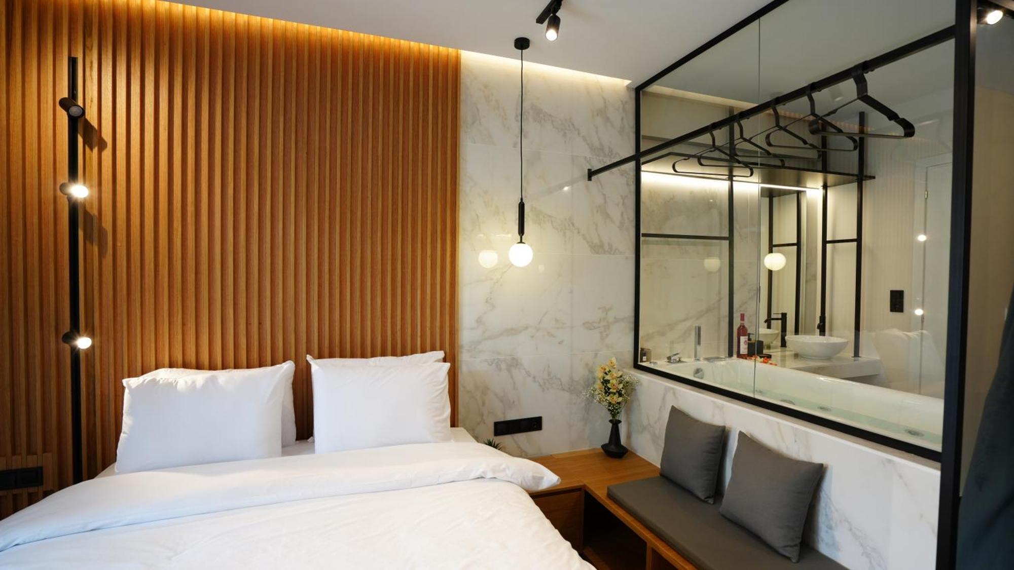 Luxury With Jacuzzi By Sea&thecity Soluň