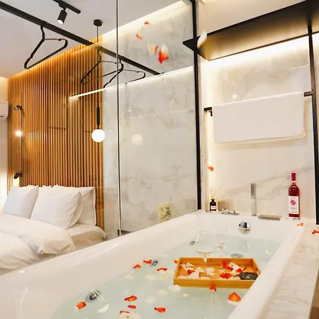 Luxury Suites With Jacuzzi By Sea&Thecity Thessaloniki Exterior photo