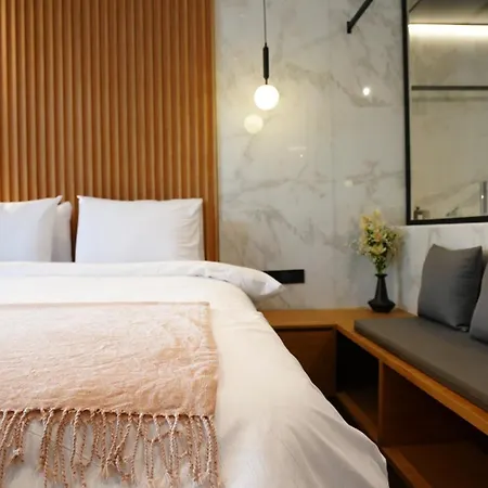 Luxury Suites With Jacuzzi By Sea&Thecity Thessaloniki Exterior photo