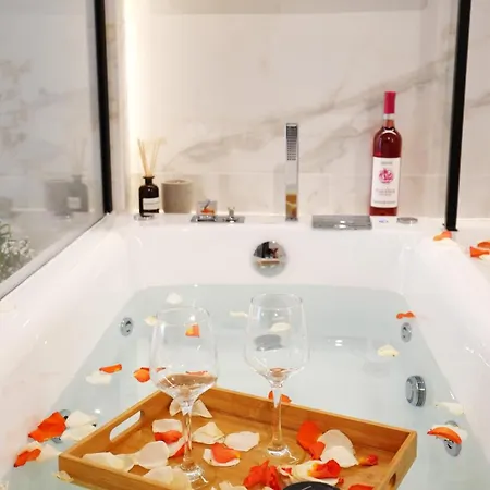 Luxury Suites With Jacuzzi By Sea&Thecity Thessaloniki Exterior photo