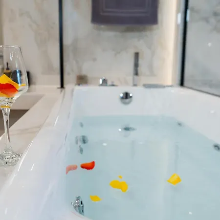 Luxury Suites With Jacuzzi By Sea&Thecity Thessaloniki Exterior photo